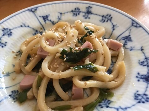 魚肉ソーセージと万能ネギの焼うどん